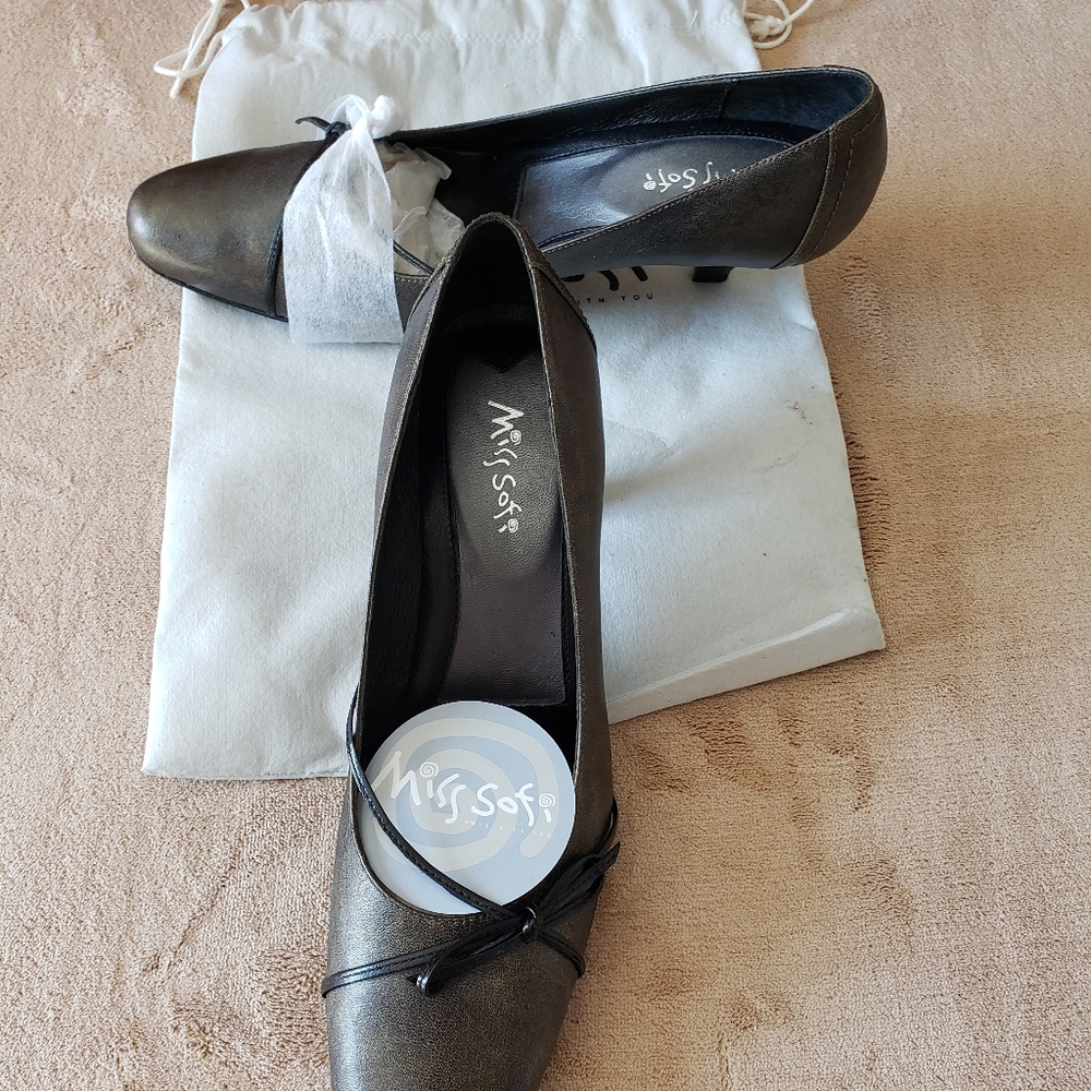 NWT 2 5" Heels Genuine Leather Pump
